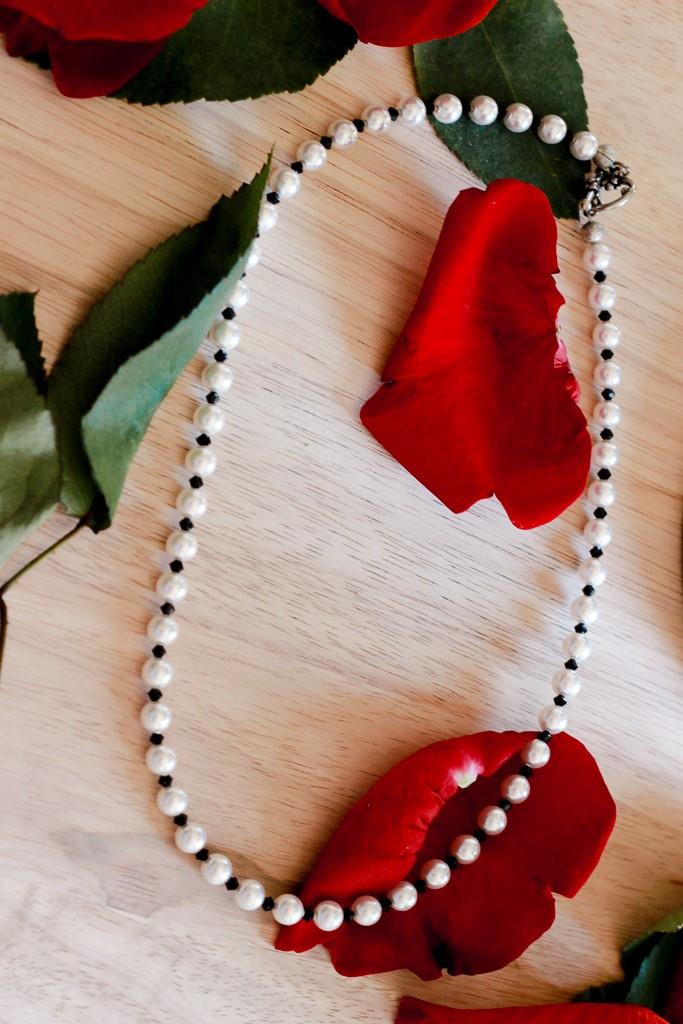 classic-audry-pearl-necklace-with-black-and-white-beads