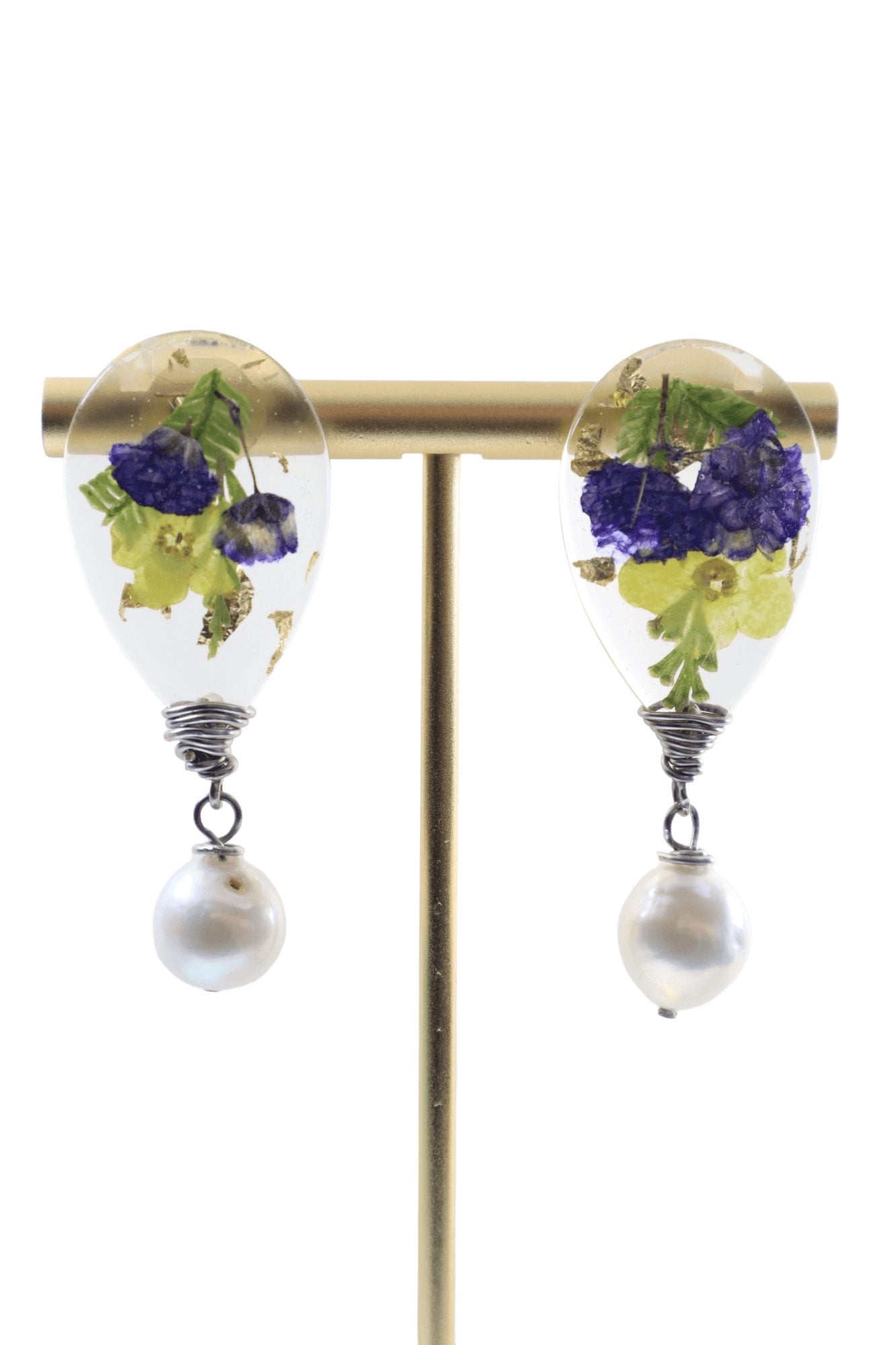 Resin-flower-teardrop-earrings---flower-jewelry---Kaleidoscopes-And-Polka-Dots