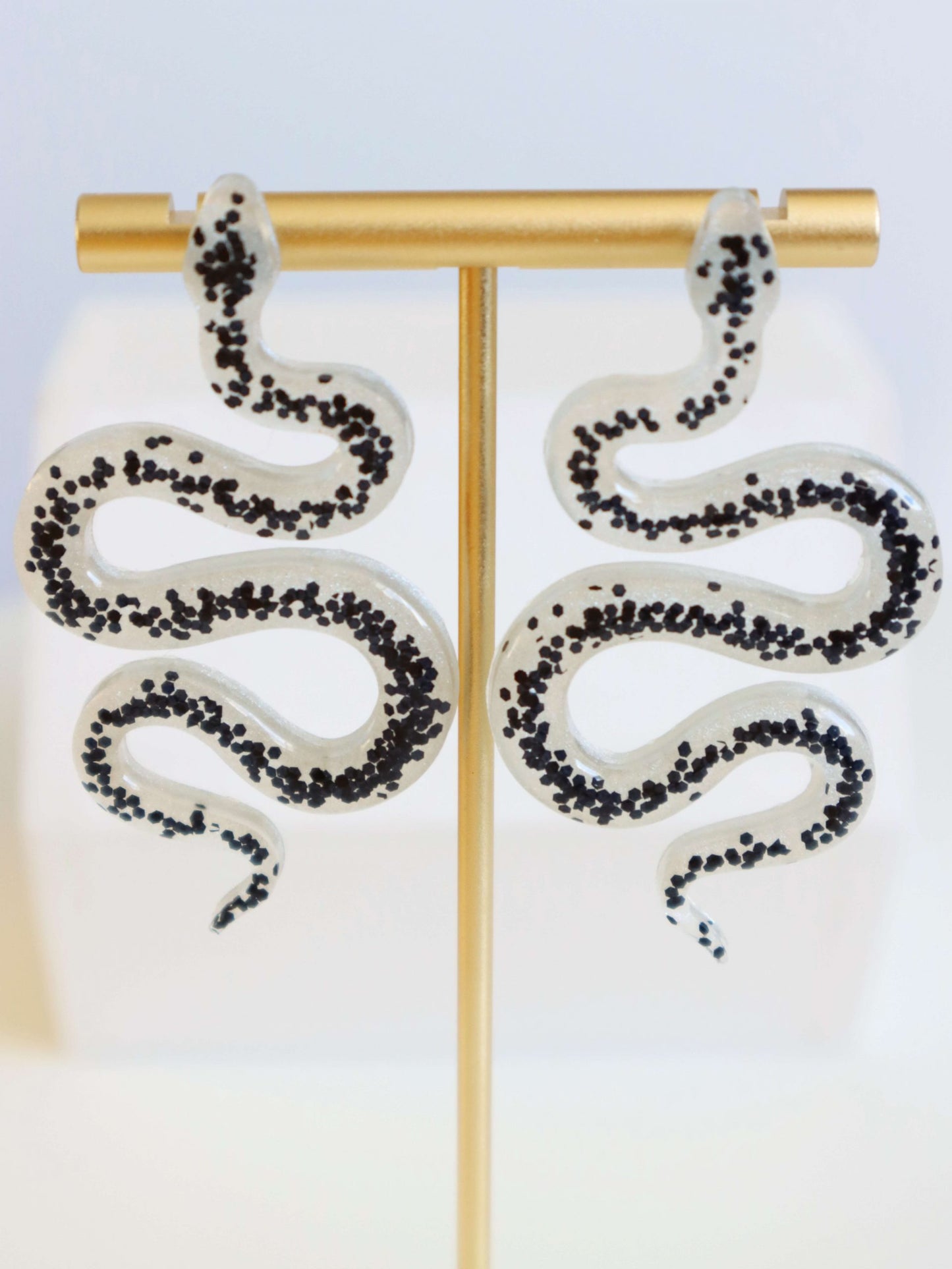 black-glitter-white-pigment-resin-snake-earrings